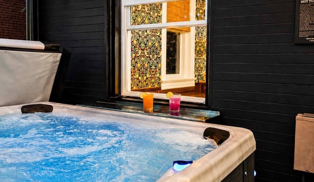 Gatsby-inspired mansion w/game lounge & hot tub!