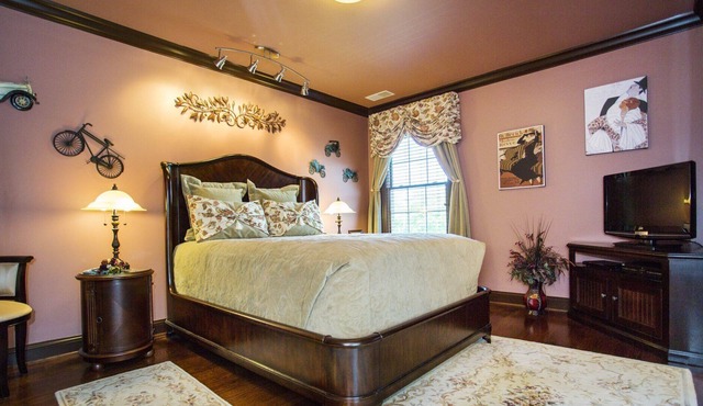 Gatsby Queen Luxury Suite with view of horse paddocks