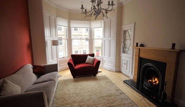 Generously proportioned and quiet georgian style flat close to center