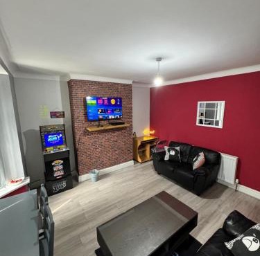 Giga Residential 4 Bedrooms, 8 guests , Near City Centre, Arcade Machine, Sky TV, Netflix, Free Wifi, Free Parking