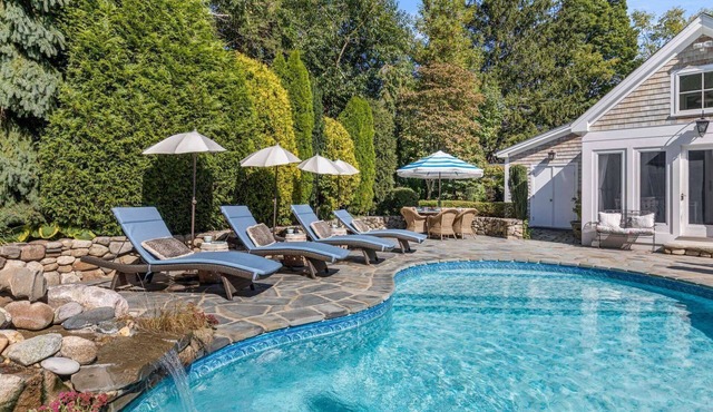 Glamorous Cabana: Poolside by day; Excellent Dining by night - perfect romantic getaway!