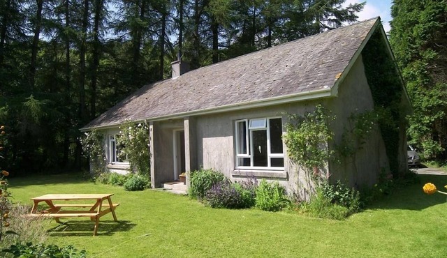 Glenauld Cottage - a cottage that sleeps 6 guests in 3 bedrooms