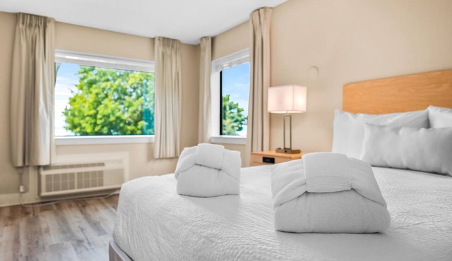 🏖️ Gold Coast Inn | Breathtaking Sunsets w/Lake View ➠ 102