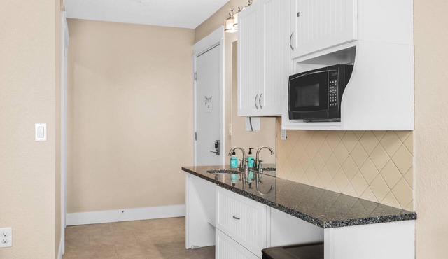 🏖️ Gold Coast Inn | Breathtaking Lake Views Corner Rm 101