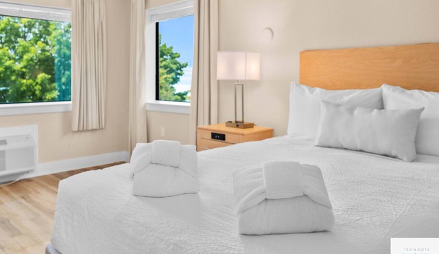 🏖️ Gold Coast Inn | Breathtaking Lake Views Corner Rm 301