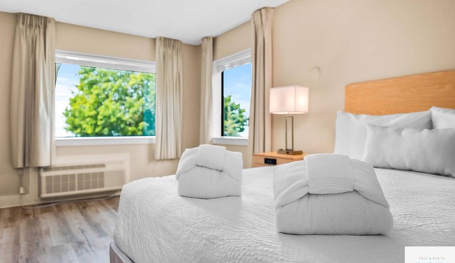 🏖️ Gold Coast Inn | Breathtaking Lake Views Corner Rm 308