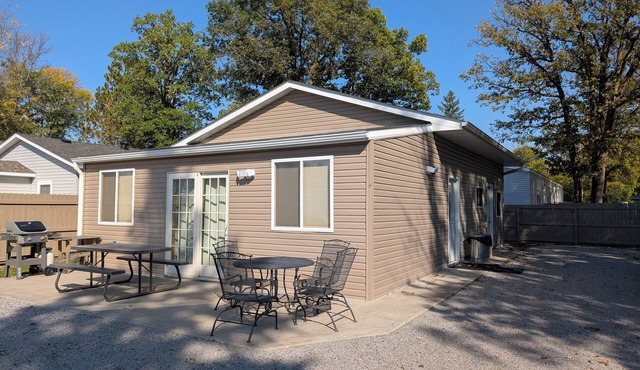Golden Walleye Getaway. Close to local attractions & lots of off street parking
