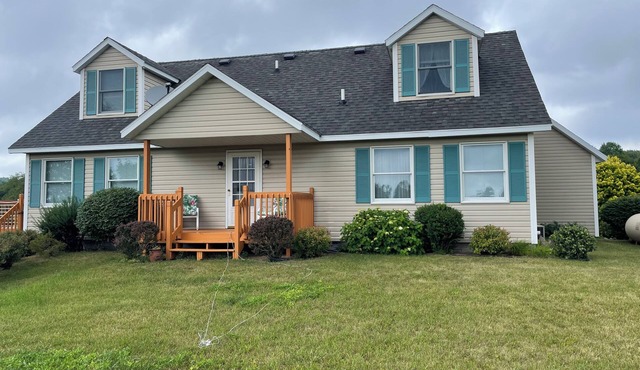 Golf course home minutes from downtown Bellaire and Shorts; Sleeps 10