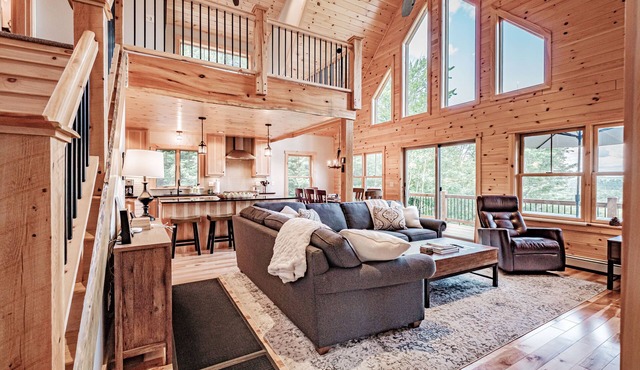 Gorgeous Bethel Chalet, Views, AC, Hot Tub, Firepit, 10 minutes to Sunday River