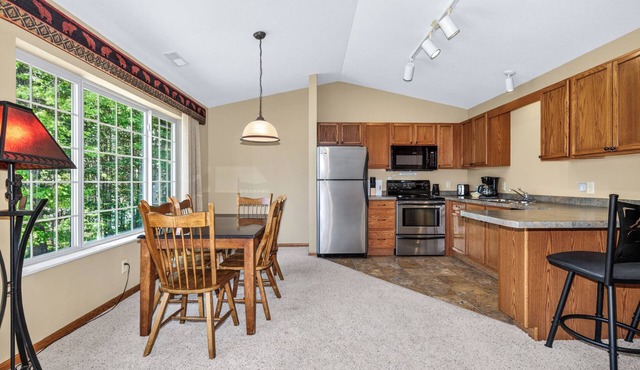 Gorgeous Condo on Duck Lake with indoor pool and onsite volleball, tennis and fi