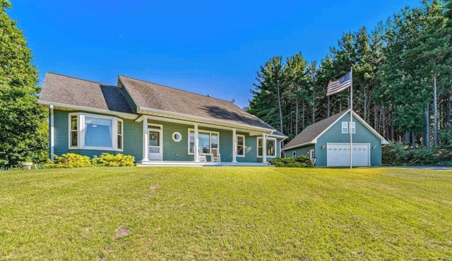Gorgeous, dog-friendly home near the lake with fireplace, grill & washer/dryer