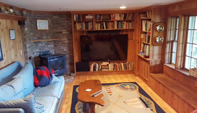 Gorgeous lake beachfront private apartment with canoe, kayaks, & home theatre