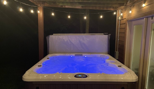 Gorgeous Lake Front home with hot tub