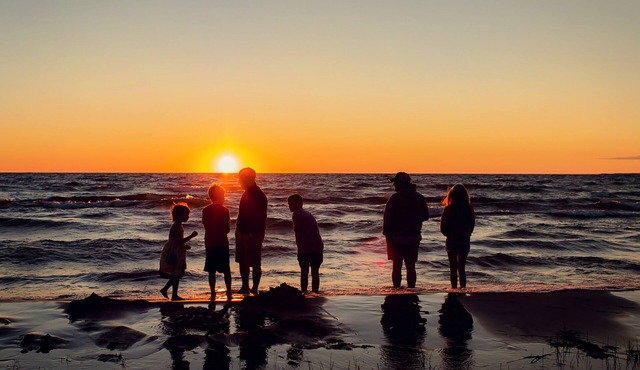GORGEOUS LAKEFRONT SUNSETS-NEWLY REMODELED HOME ON LAKE MICHIGAN, MACKINAW CITY.