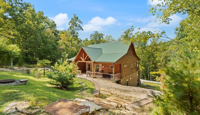 Gorgeous New Large Cabin 5-BD, 4.5-BA, Hot Tub, Pool Table, wet bar, Wi-Fi
