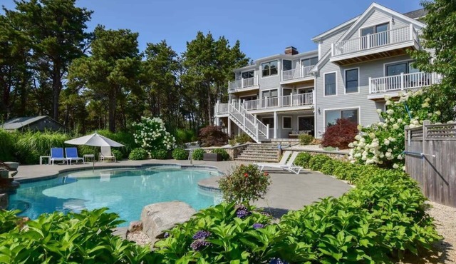 Gorgeous Outdoor areas with Heated Pool & Hot Tub!