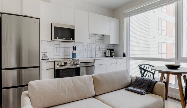 Gorgeous Revere Studio w/Firepit, Spa, W/D, A/C & Gym, by Blueground