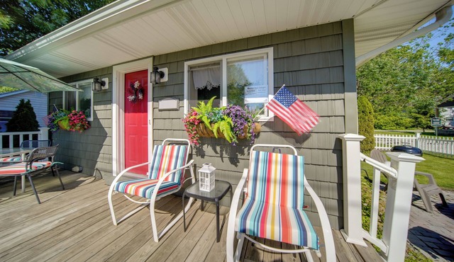 GOTL Strip Cottage, Walk to the Beach