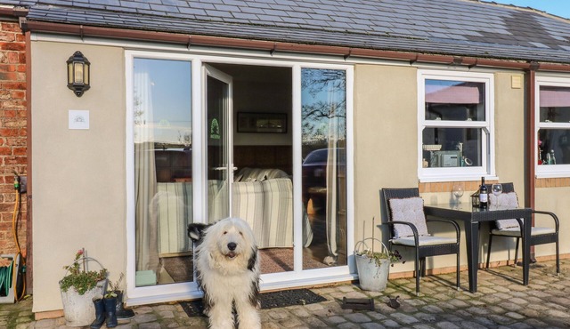 GRACE'S RETREAT, pet friendly, with open fire in Hurworth-On-Tees