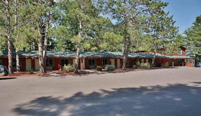 Grand Pines Motel Rooms