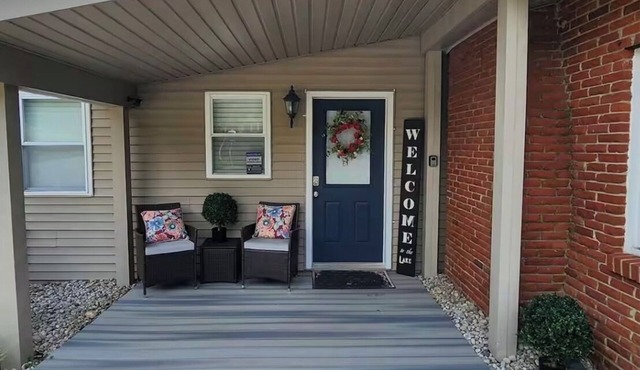 Grand Rivers guest house, a 4 BR house. Walk to Patti’s 1880 in Grand Rivers, KY