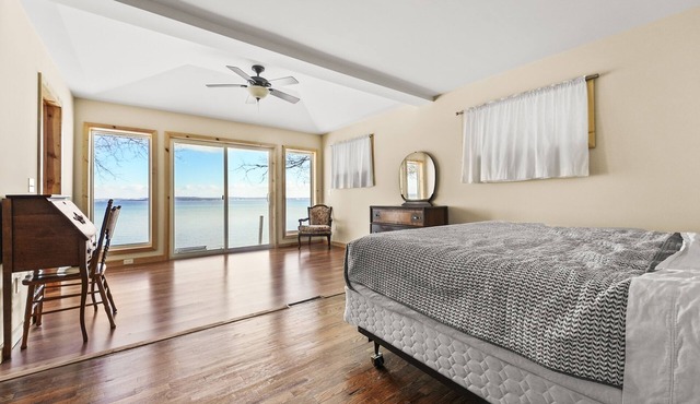 Grand Traverse Bay Private Beachfront, 10 min to Traverse City, 30 min to Dunes