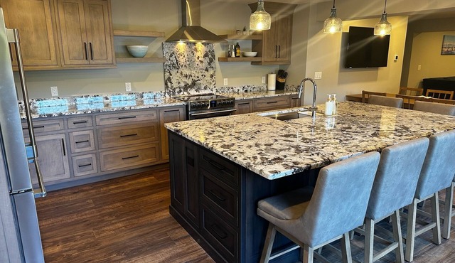 GRAND TRAVERSE GETAWAY Downtown luxury condo 3 blocks from the beach, sleeps 16.