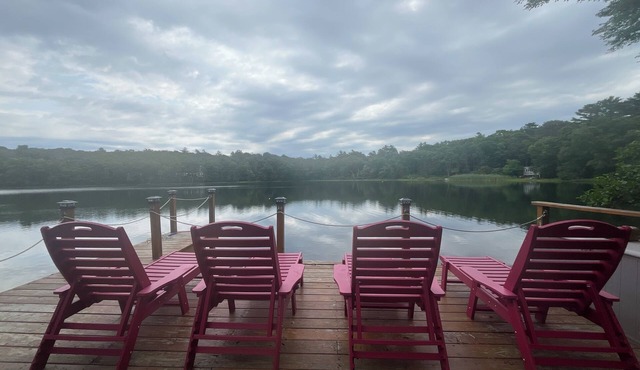 Grandpa's Cottage: Peaceful 2-bedroom cottage with AC on Pimlico Pond.