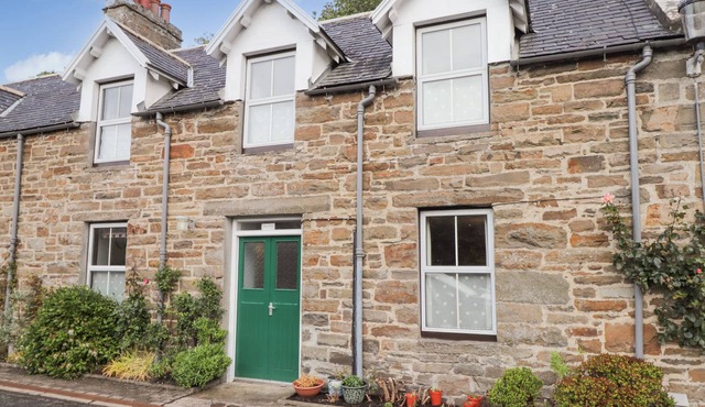 GRANNY'S COTTAGE, country holiday cottage, with a garden in Dunbeath