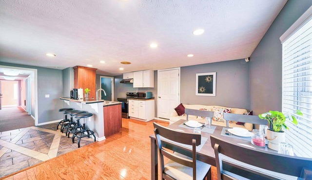 Grant Line Residence Unit A - 10 Min to Louisville