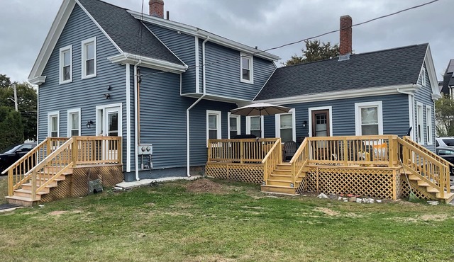 Great 3 bdrms, three quen beds, full kitchen, 4 cars indoor prkg & klss entry