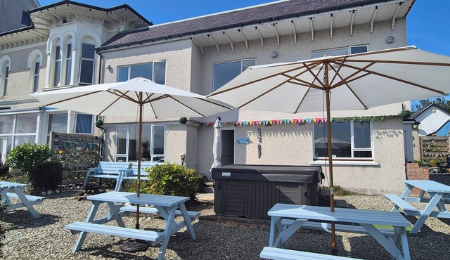 Great for large groups Hot tubs, fire pit, water views Sleeps 17 Pet friendly