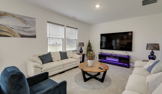 Great for Traveling Professionals! Indy Area Home
