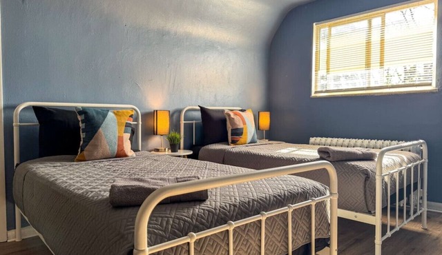 Great Location, 8 Beds (Sleeps 10) w/Parking