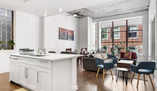 Great Location Large Unit Deck + Parking Available