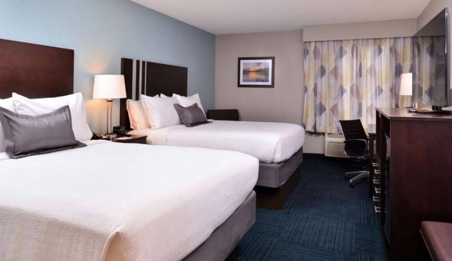 Great Relaxing Overnight Stay! Free Parking, Onsite Restaurant and Bar, Pool