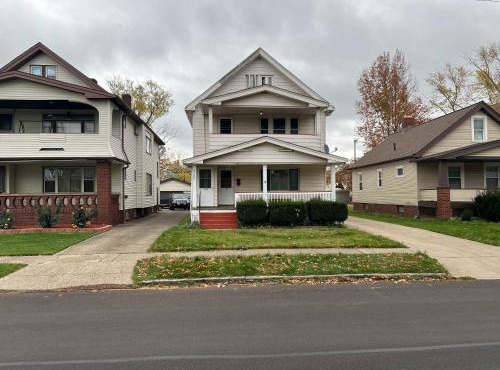 Great Room near Cleveland airport