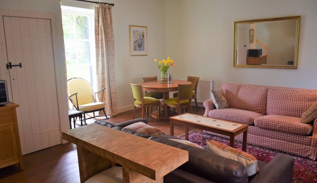 Grooms Cottage - a cottage that sleeps 4 guests in 2 bedrooms