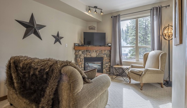 Ground level Creekside condo w/mudroom, on bike and hike trails