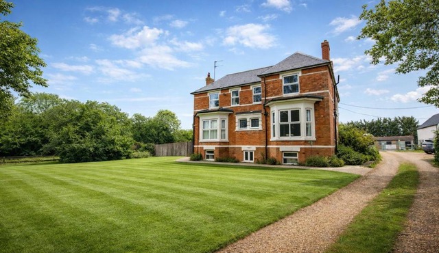 Group Accommodation - Rushden A6 Manor House - Private Gated -Sleeps 15 - Secure Parking
