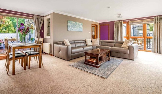 GuestReady - Stone wall residence in Edinburgh