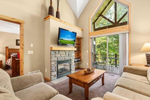 Gull Lake All-Season Getaway w/Private Deck