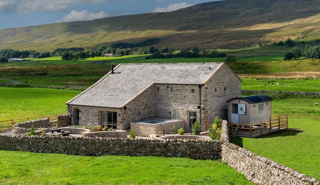 GUNNER LODGE, luxury holiday cottage, with hot tub in Chapel-Le-Dale