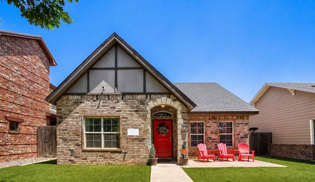 Guns Up Getaway N. Overton. Spacious 3-3 with optional studio. Walk to campus.