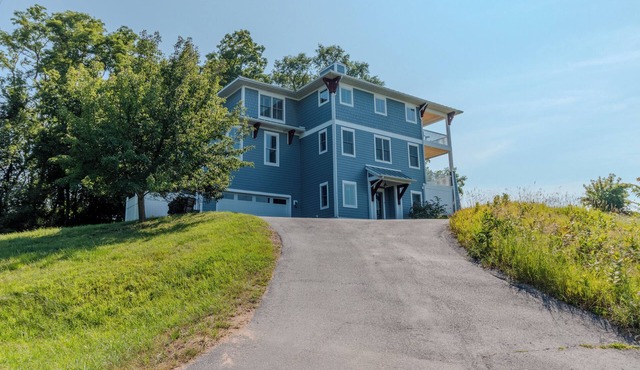 Hadrian's Bluff: A 4 bedroom family friendly home overlooking Lake Michigan