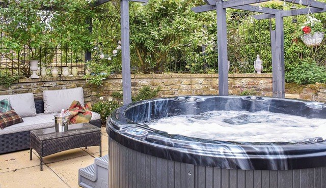 Hadrians Garden Cottage - UK3323