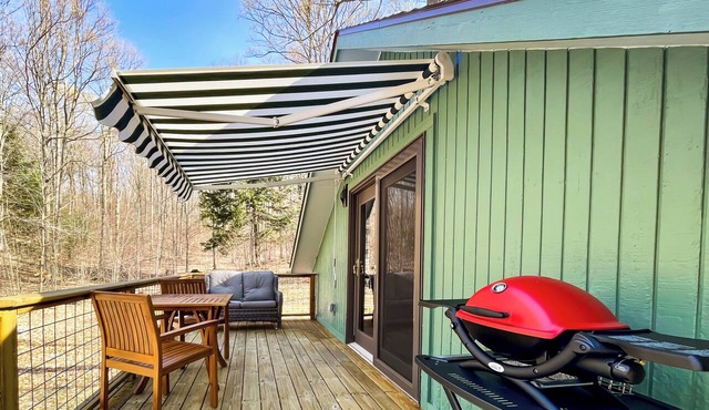 Half-Mile to Crystal Lake! Couples Retreat w/Deck