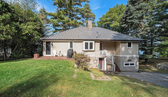 Hamlin Lake 3 Bedroom, 2 Bath Vintage Cottage with Private Lake Frontage