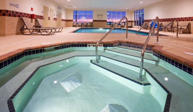 Hampton Inn & Suites Minot Airport