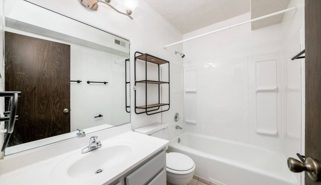 Hancock - Resort Style Apartment with Queens Bed & Bath Tub